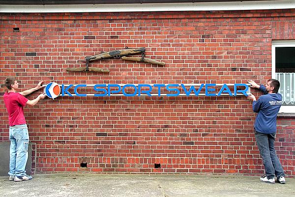 Schild aus Fräsbuchstaben KC Sportswear