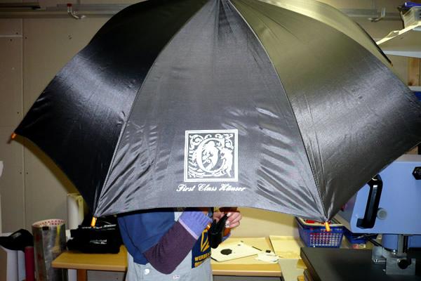 Regenschirme in allen Farben & Formen, Logo & Namen aufgedruckt